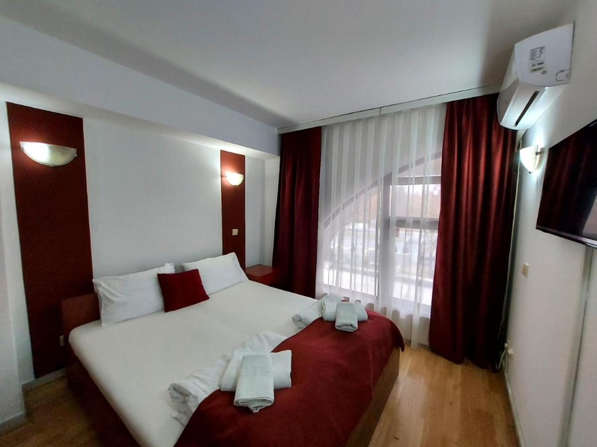 The Bulevard Hotel Skopje Bagian luar foto