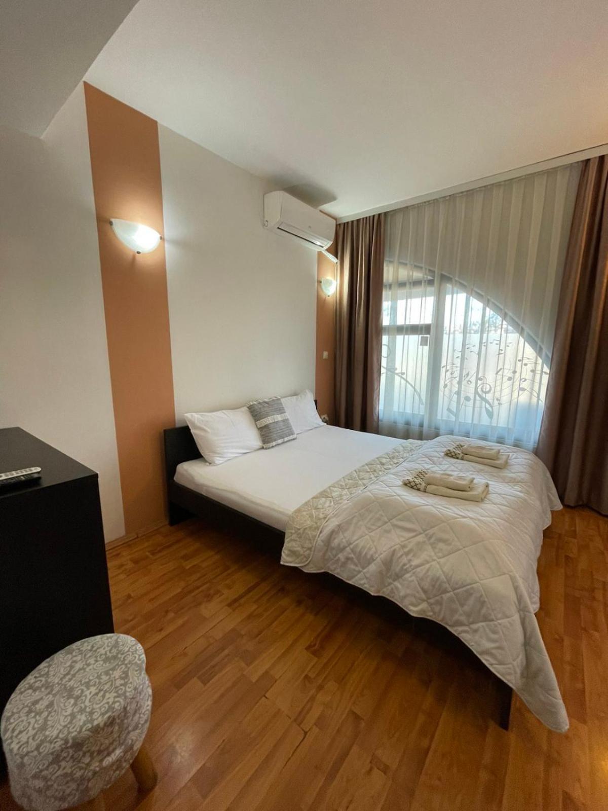 The Bulevard Hotel Skopje Bagian luar foto