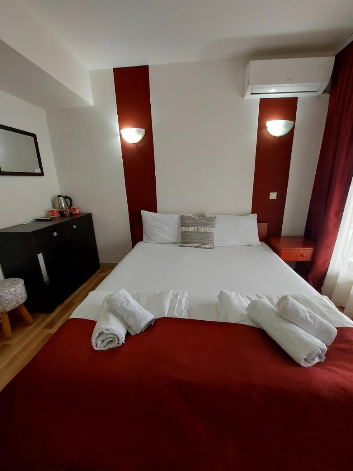 The Bulevard Hotel Skopje Bagian luar foto